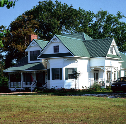 Max Rib R-Panel in Forrest Green on a traditional white house.